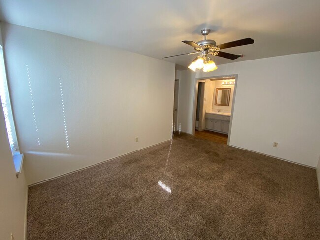 Building Photo - Duplex Convenient to South Loop 289