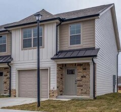 Building Photo - Spacious 3 Bedroom Townhouse in the Heart ...