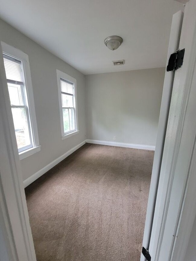 Building Photo - Cute Three Bedroom One and a Half Bath  Duplex in Historic Port Norfolk