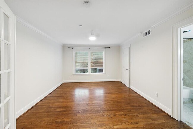 Building Photo - 1621 Heights Blvd