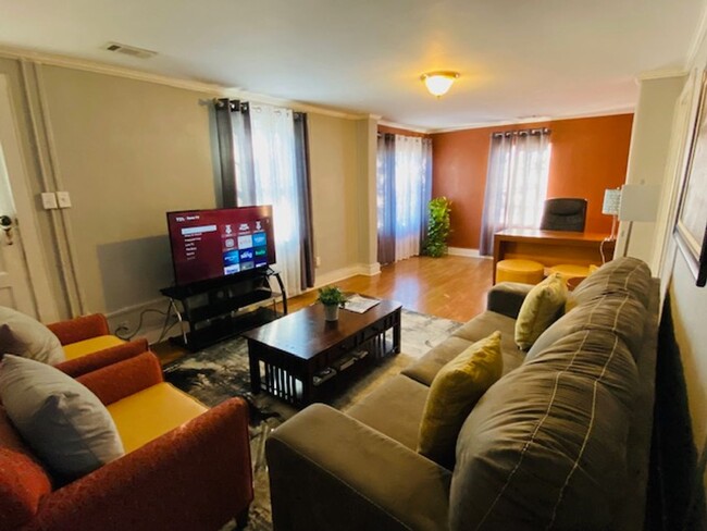 Building Photo - 2 Bedroom/1 Bath Furnished Rental - Whole ...