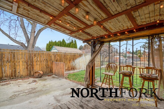 Building Photo - Conveniently located Nampa home. First mon...