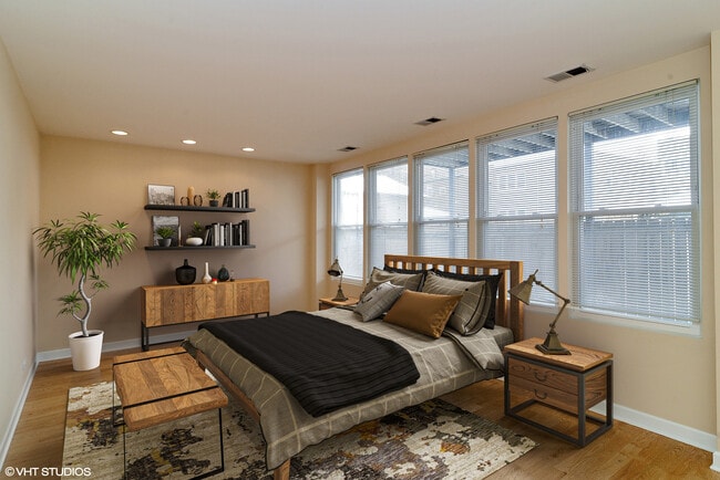 Building Photo - 2233 W Lawrence Ave