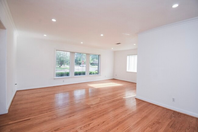 Building Photo - 5666 Overbrook Ln