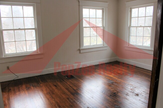 Building Photo - 1331 Amherst Pl