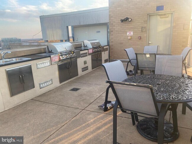 Building Photo - 5750 Bou Ave