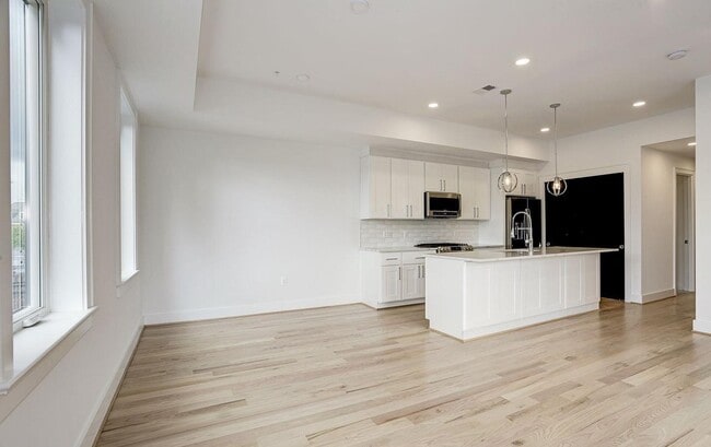 Building Photo - 836 Varnum St NW