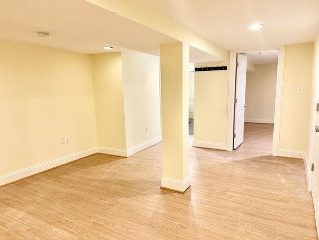 Building Photo - Detached 4 bed 3 bath. Pets Welcome!