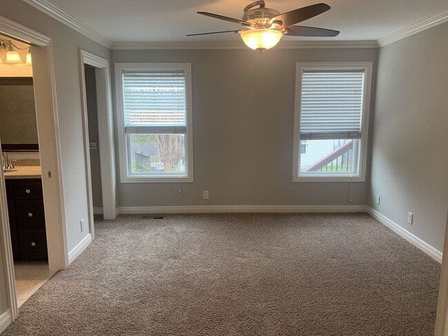 Building Photo - 3 Bed, 2 Bath Home w/ 1 Car Garage and Fen...