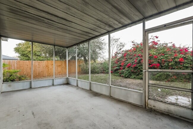 Building Photo - 1036 Lake Shore Ranch Dr