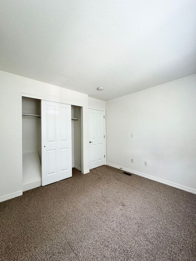 Building Photo - 2 Bedroom, 1.5 Bathroom Condo Only Seconds...