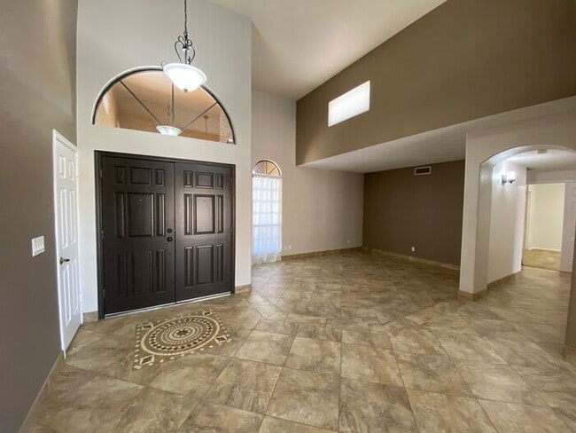 Building Photo - Very nice single level home