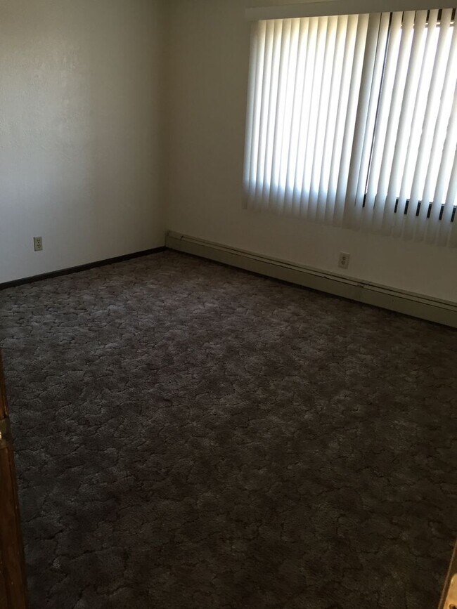 Building Photo - Three Bedroom 1.5 Bathroom