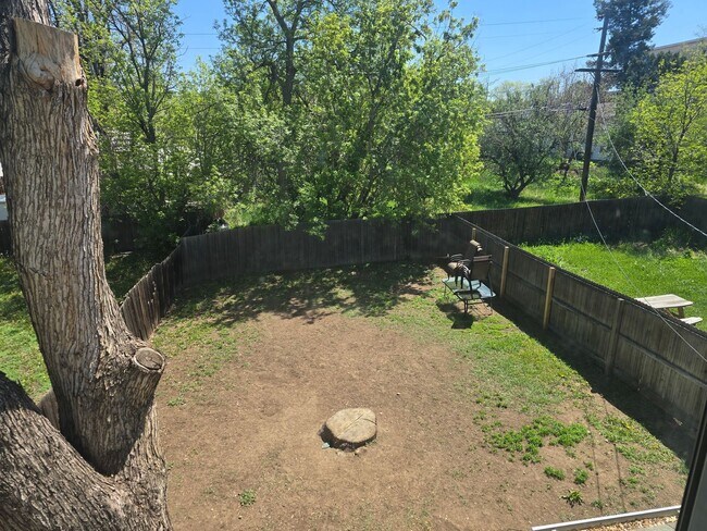 Building Photo - Three-bedroom condo in Denver boasts a lar...