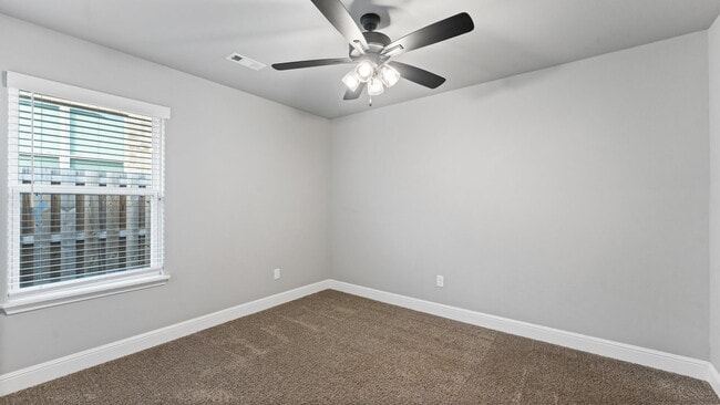 Building Photo - "Spacious 4-Bed Gem with Granite Elegance & Cozy Fireplace in Bentonville!"