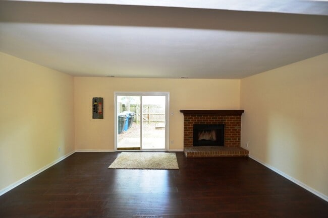 Building Photo - Great Neck!