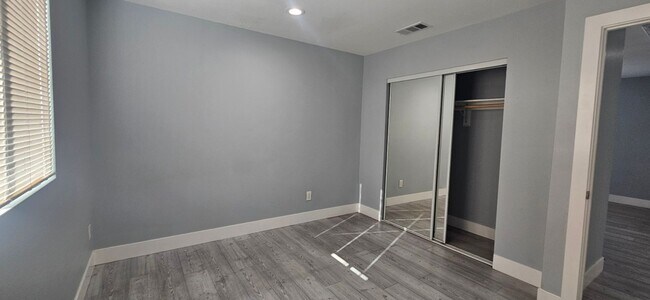 Building Photo - 1658 E 60th St