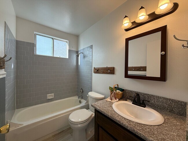 Building Photo - 2 bedroom, 2-bathroom home plus den/office in Fresno, CA!