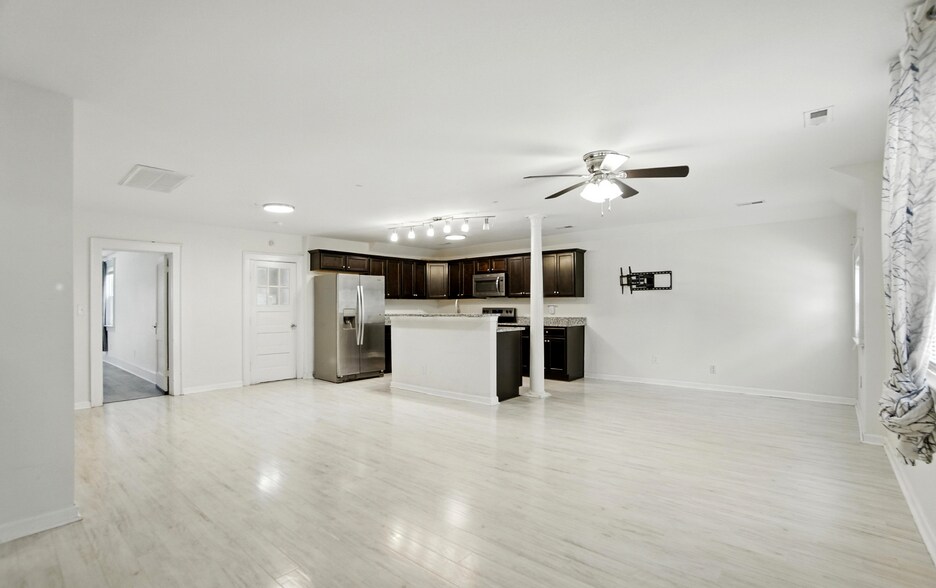 Building Photo - 2605 Bapaume Ave