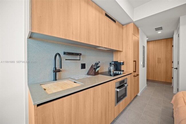 Building Photo - 121 NE 5th St