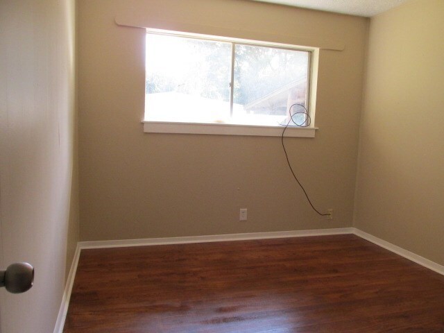 Building Photo - 2105 Bush Dr