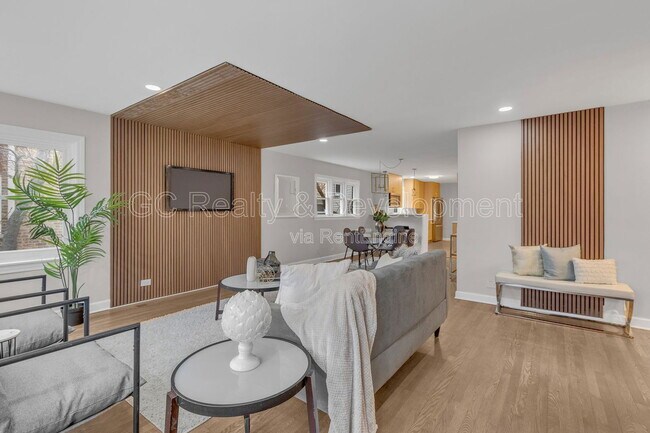 Building Photo - 6304 N Troy St