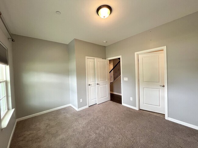 Building Photo - SPACIOUS FRANKLIN HOME WITH UPGRADES