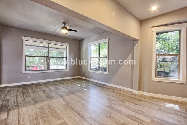 Building Photo - 2 Bed, 2 Bath Unit in Laurelhurst in Beautiful Tri Plex