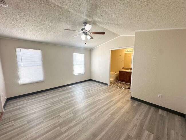 Building Photo - 3 Bed 2 Bath Sitting on 2 Acres