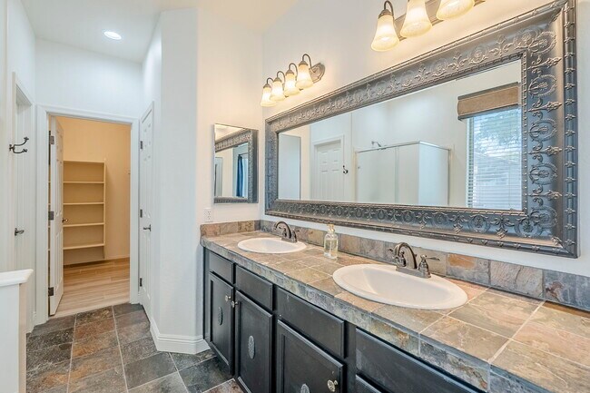 Building Photo - 2407 W Fawn Dr
