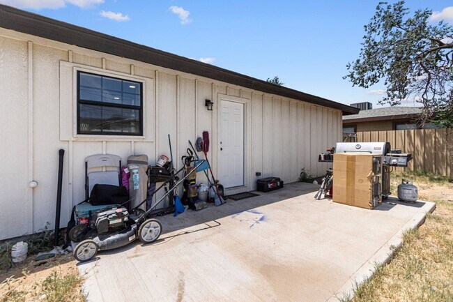 Building Photo - 4 bed 3 bath