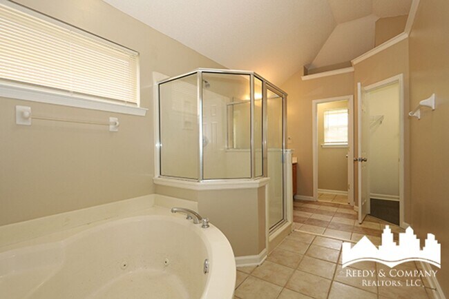 Building Photo - Modern Home with Master Bathroom