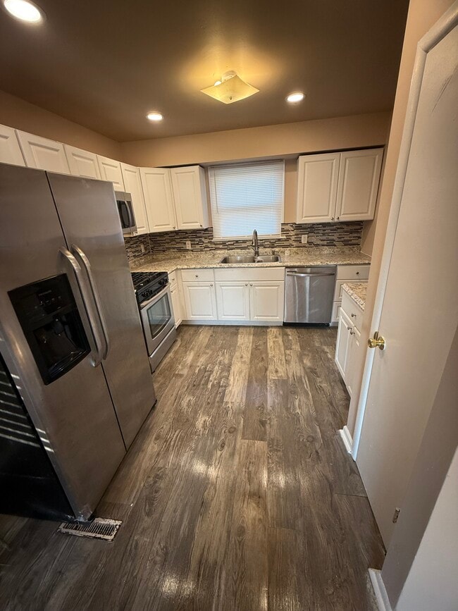 Building Photo - 722 W Park Ave