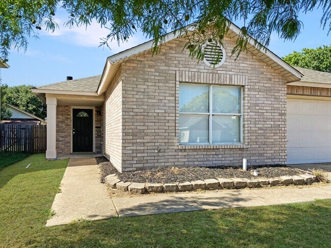 Building Photo - Coming Soon! 7/20/2026 - 3 Bedroom 2 Bath Home In Fort Worth