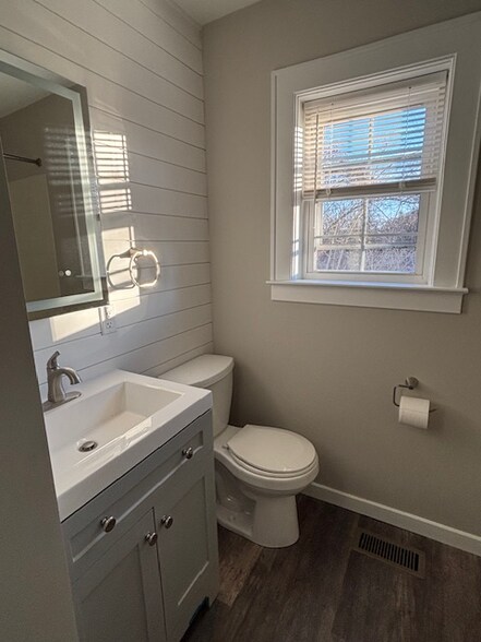 Building Photo - 6 Red Oak Dr