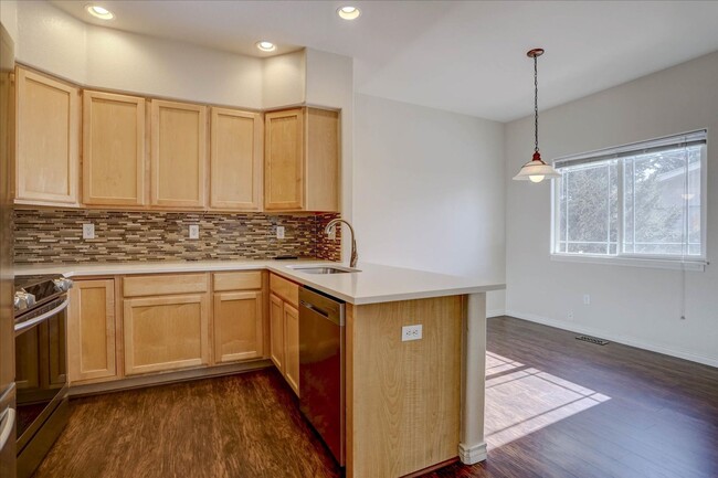 Building Photo - End-Unit 3bed/2.5bath/1-car garage in Long...