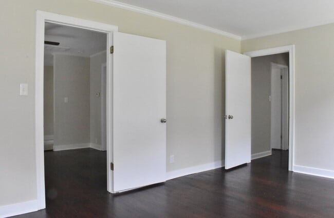 Building Photo - 3 BR, 2 BA West End Rancher