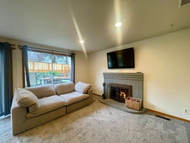 Building Photo - 4 bedroom, 2.5 Bath House in Mukilteo, $3995 per month