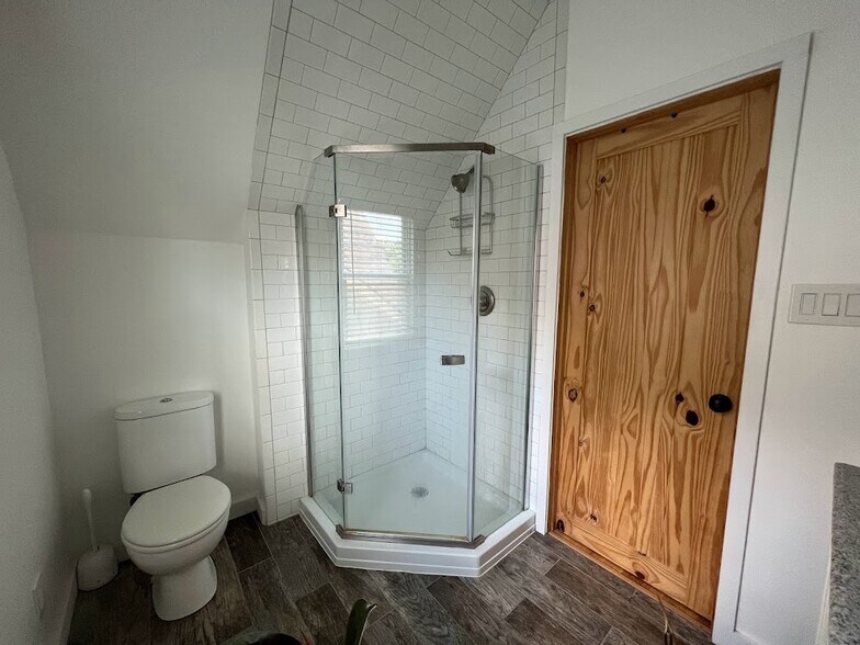 upstairs bathroom - 1334 Northway St