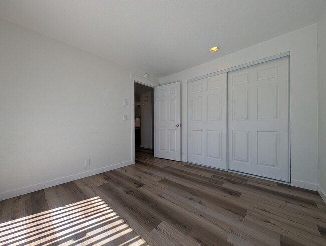 Building Photo - Newly Remodeled 2-Bedroom, 1-Bath Duplex in Thurston Area of Springfield!