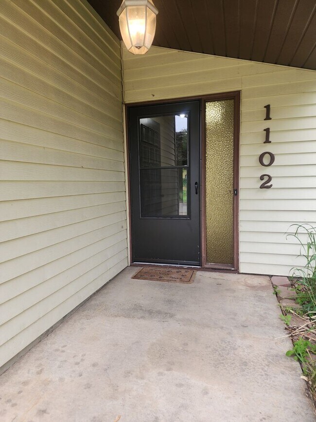 Building Photo - 1104-1104 E Northwood Dr