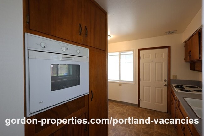 Building Photo - NE 65th Ave - End unit 1 bedroom apartment