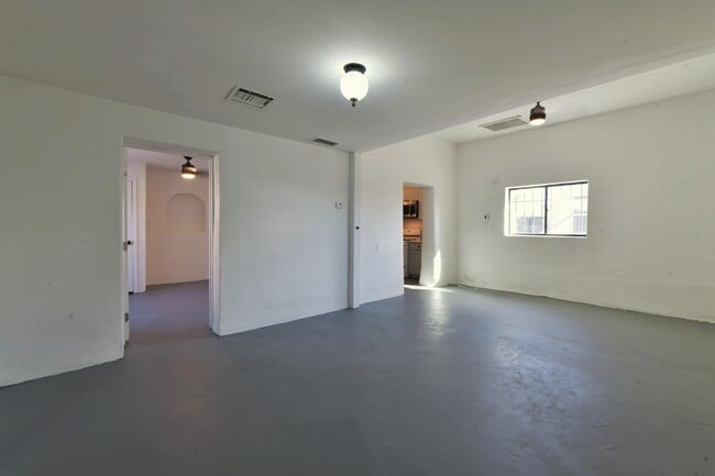 Building Photo - 1211 S 9th Ave