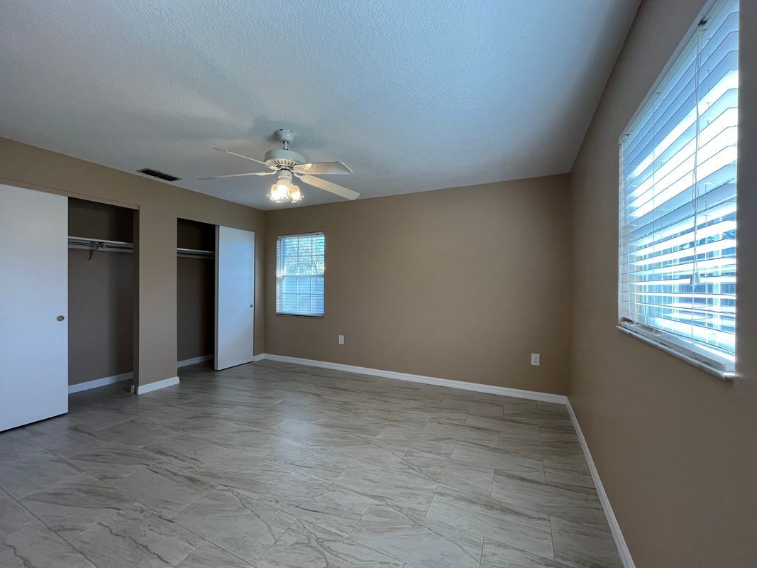 Building Photo - 197 Hidden Lake Dr