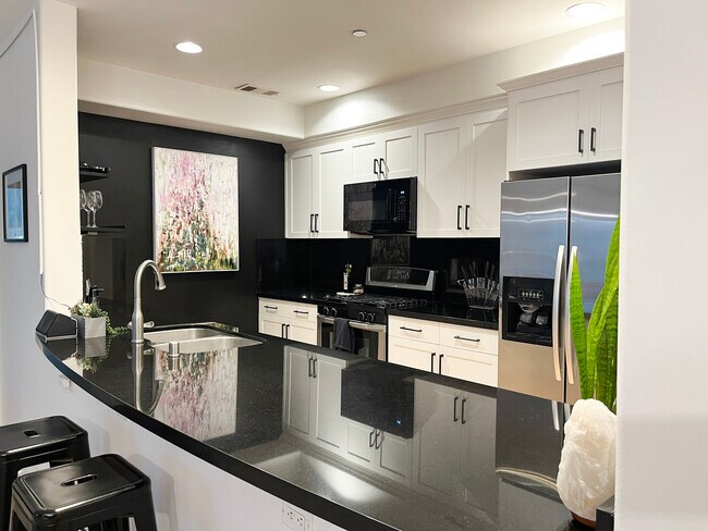 Building Photo - 5037 Rosewood Ave