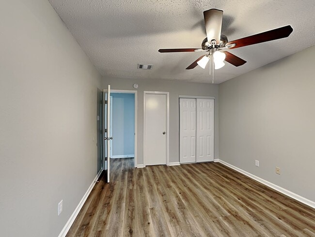 Building Photo - 3 BR/2BA | Newly Renovated Single Family in Dallas | Fenced Backyard | Located Near The Great Tri...