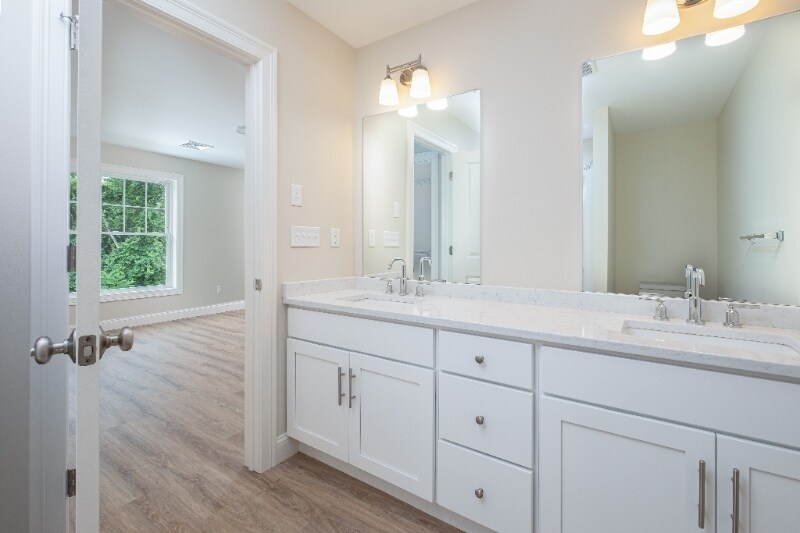 Building Photo - 12 Edgewater Cir