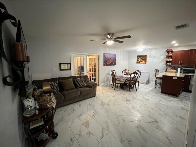 Building Photo - 16 Spinning Wheel Ln