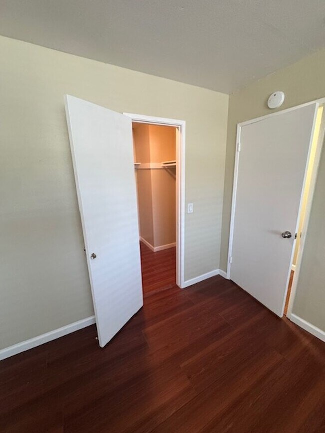 Building Photo - Long Beach 2 bed 1.5 Bath Condo - Pool, Laundry, & Parking included!