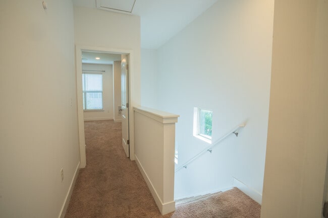 Building Photo - 1032 Skyline View Way